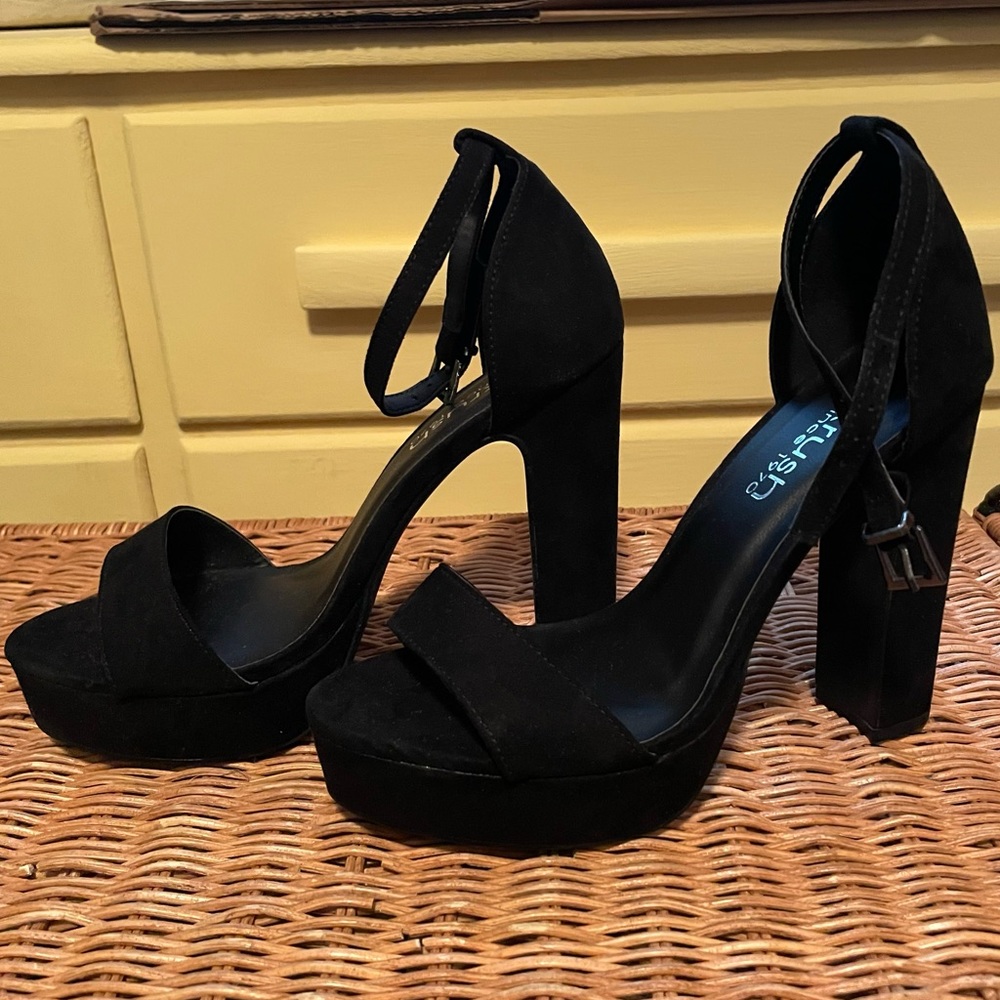 Women’s Lulu’s Black Platform Heel, Size: 7, Never been worn!